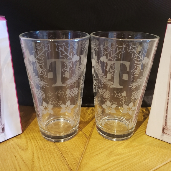 Set of 2 T-Mobile Holiday Collectible Etched 16oz Glasses (2023) NEW! - Picture 4 of 14